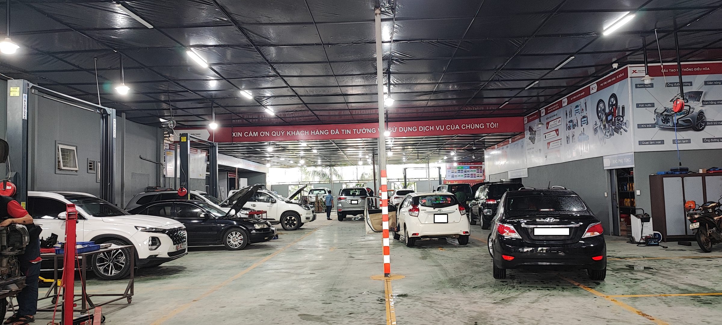 Nhiều xe đang được tiếp nhận tại xưởng