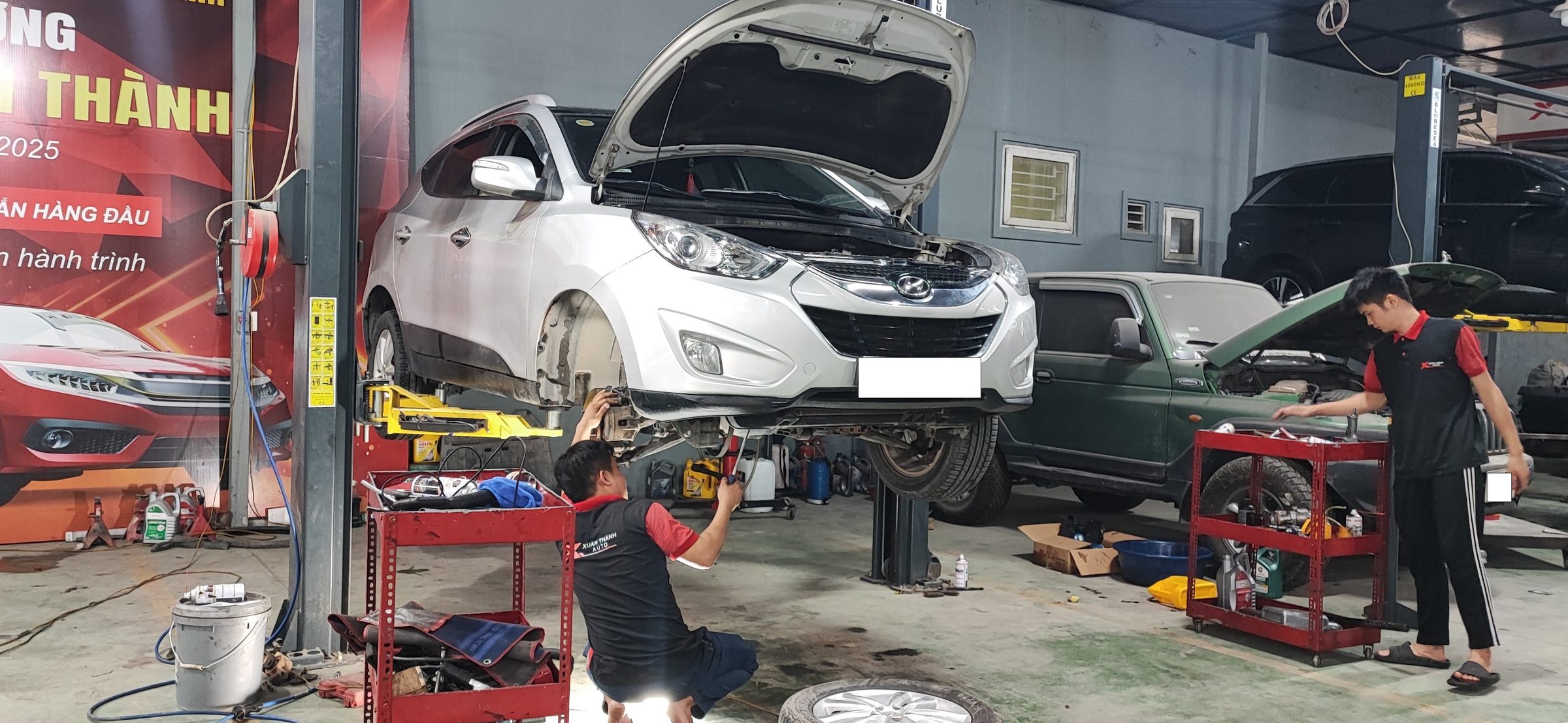 Kỹ thuật viên kiểm tra gầm xe